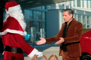 Klaus Zellmer, assume o papel de ‘Santa Klaus’ e troca o trenó por um Enyaq thumbnail