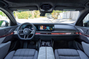 Automóveis da BMW já contam com acesso à coleção de vídeos do YouTube thumbnail