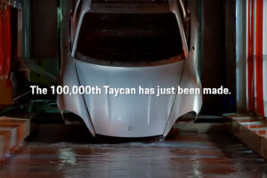 Porsche acaba de produzir a unidade 100.000 do Taycan, totalmente elétrico thumbnail