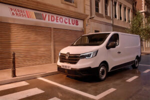 Renault Trafic Van E-Tech apresentada com direito a uma viagem no tempo thumbnail