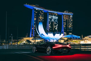 Tour mundial do Bugatti W16 Mistral chega agora às luzes de Singapura thumbnail