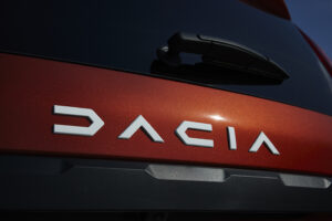Quarta geração do Dacia Sandero eletrificado chegará em “2027 ou 2028” thumbnail