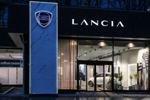 Lancia inaugura o primeiro showroom com a nova imagem corporativa em Milão thumbnail