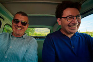 Mattia Binotto e Guenther Steiner, num Fiat 500, pelo interior de Itália… thumbnail