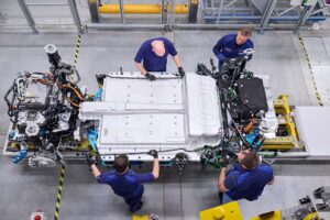 BMW procura formas de reduzir custos das baterias: abordagem diferente da Mercedes e VW thumbnail