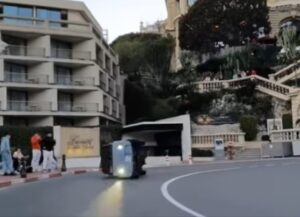 Citroen Ami capota no gancho do Grand Hotel do Mónaco thumbnail