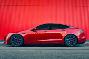 Tesla adiciona o “Ultra Red” à gama de cores do Model S e do Model X thumbnail