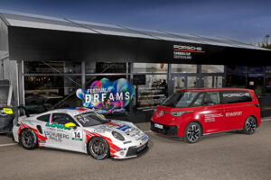 Carrinhas ‘Renndienst’ regressam às pistas: equipa Porsche conta dois ID. Buzz thumbnail