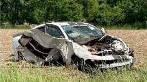 Dodge Charger roubado de leilão, ladrão sobrevive a acidente a 260 Km/h thumbnail