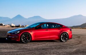 Tesla espera entregar quase meio milhão de carros no 2º semestre deste ano thumbnail