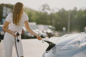 MOBI.E: cinco mitos sobre as baterias dos carros elétricos thumbnail