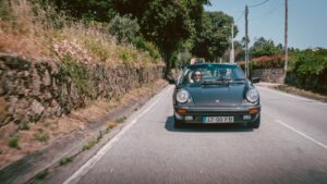 Rider vai para a estrada com mais de 80 automóveis e motos clássicas thumbnail