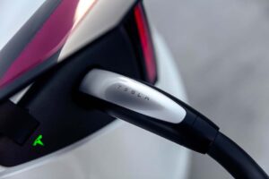 Novo carro da Tesla deverá chegar em 2025 e com um preço mais apetecível thumbnail