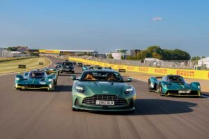 110 Aston Martin de 11 décadas ‘desfilaram’ em Silverstone thumbnail