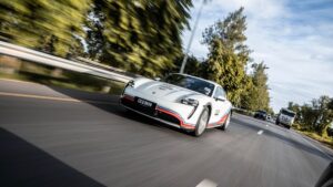 Porsche Taycan fez 1800 km em pouco menos de 30h thumbnail