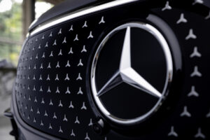 Mercedes revê objetivos de eletrificação e desacelera o ritmo thumbnail