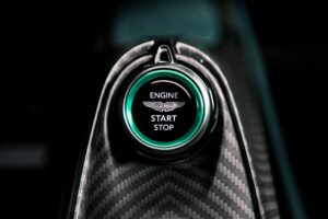 Aston Martin adia o lançamento do primeiro carro elétrico para 2026 devido à baixa procura thumbnail
