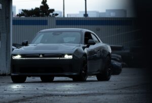 Dodge revela imagens da versão pré-produção do novo Charger Daytona SRT 100% elétrico thumbnail