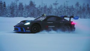 Porsche GT4 e-Performance mostra as suas capacidades no gelo (vídeo) thumbnail