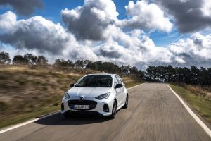 Atualização do Mazda2 Hybrid combina novo design com mais tecnologia thumbnail